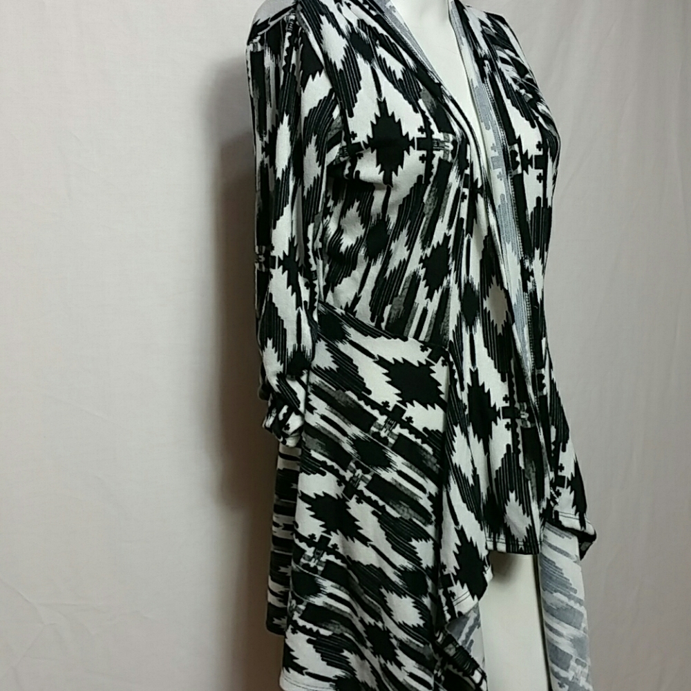 About a girl Los Angeles NEW MEDIUM Cardigan
